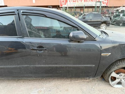 Mazda 3 2005 sağ ön kapı