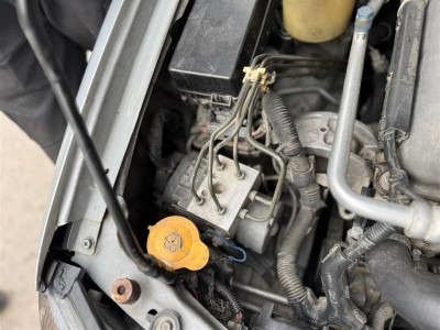 Nissan Primera 2001 silecek su bidonu