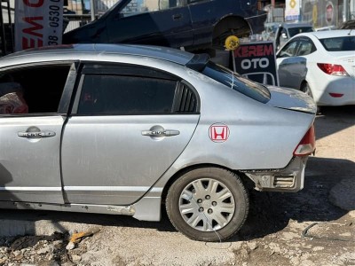 Honda Civic 2008 sol arka çamurluk