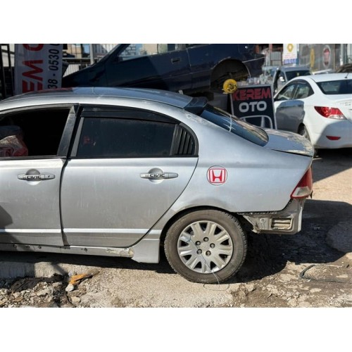 Honda Civic 2008 sol arka çamurluk