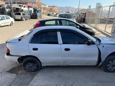 Hyundai Accent 1996 sağ ön kapı beyaz