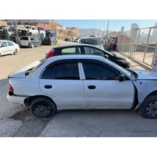Hyundai Accent 1996 sağ ön kapı beyaz