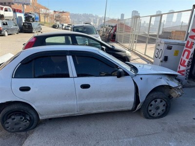 Hyundai Accent 1996 sağ arka kapı beyaz