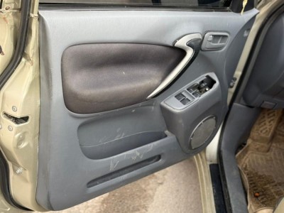 Toyota Rav-4 2005 cam açma düğmesi