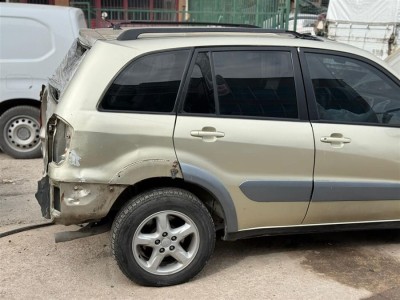 Toyota Rav-4 2005 sağ arka kelebek camı