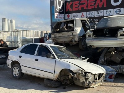 Hyundai Accent Yumurta Kasa 1998 sağ ön kapı beyaz