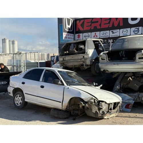 Hyundai Accent Yumurta Kasa 1998 sağ ön kapı beyaz