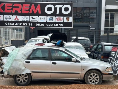 Volvo S40 2001 sağ ön çamurluk