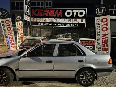 Toyota Corolla 2001 sol ön kapı