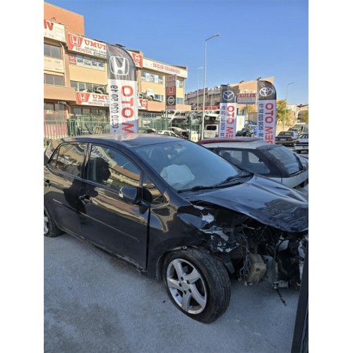 Toyota Auris 2012 sağ ön kapı