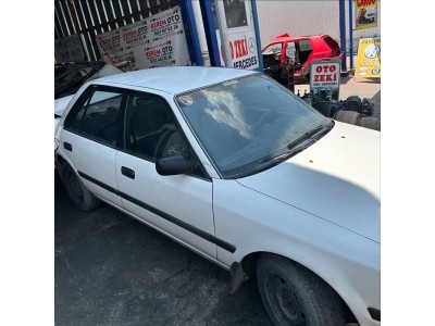 Toyota Corona 1992 sağ arka kapı beyaz