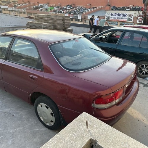 Mazda 626 1996 arka bagaj kapağı kırmızı