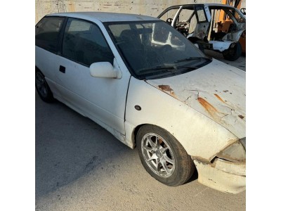 Suzuki Swift 1992 sağ ön kapı beyaz
