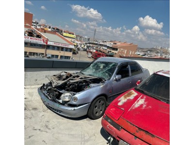 Toyota Corolla 1999 sol ön kapı