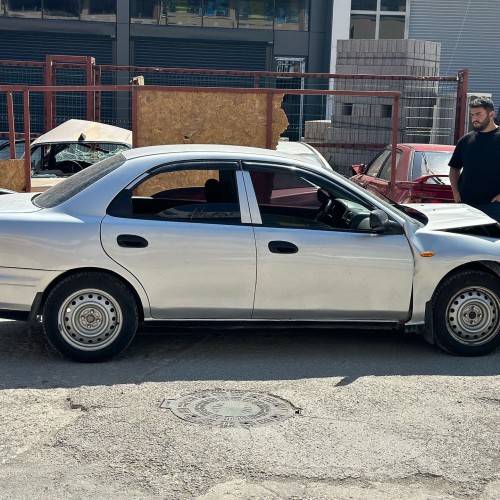 Mazda 323 1.5 1998 sağ arka kapı